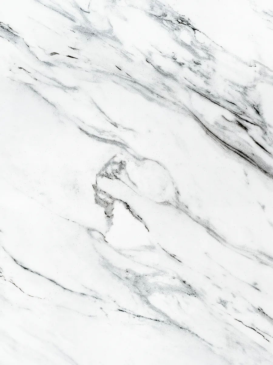 Chapa de mármore Carrara em close, branco com veios cinza em diagonal