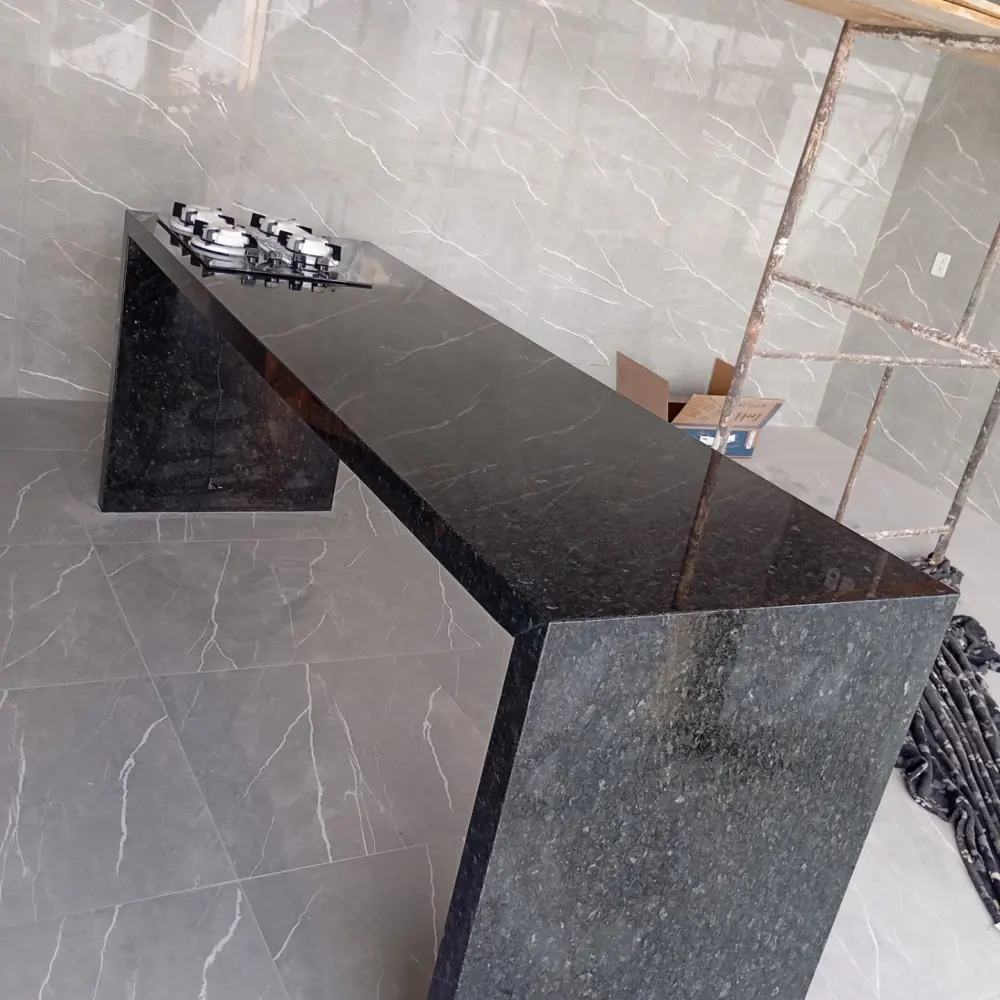 Bancada de cozinha em granito escuro com lateral em cascata