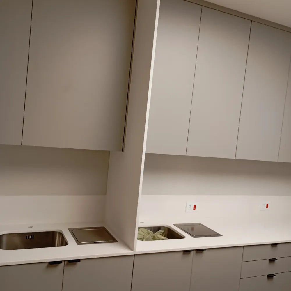 Bancada branca com recortes prontos para cooktop e cuba